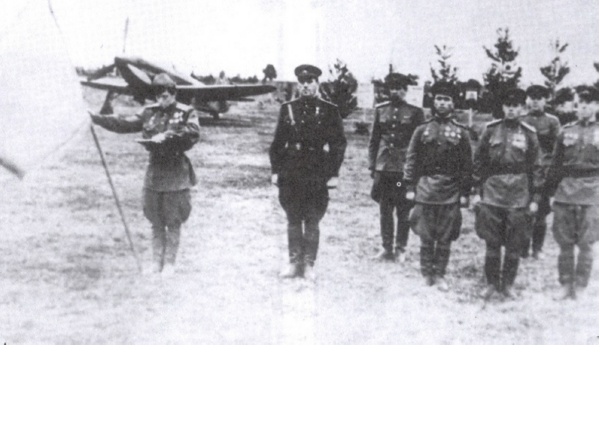 Вручение знамени 402 Севастопольскому Краснознаменному истребительному авиаполку на аэродроме Могильно. Октябрь 1944 г.