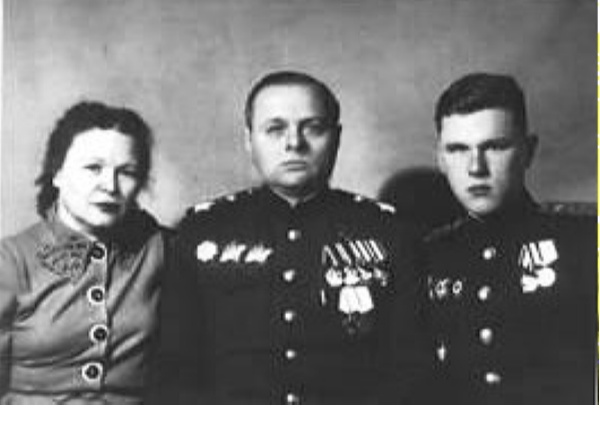 Евдокия Петровна и Кирилл Афанасьевич Мерецковы с сыном Владимиром. Послевоенное фото.