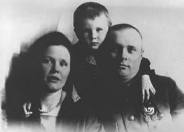 Евдокия Петровна и Кирилл Афанасьевич Мерецковы с сыном Владимиром. Довоенное фото.