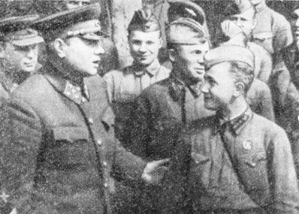 Генерал К.А. Мерецков среди участников слета снайперов Волховского фронта. 13 июля 1942 г.