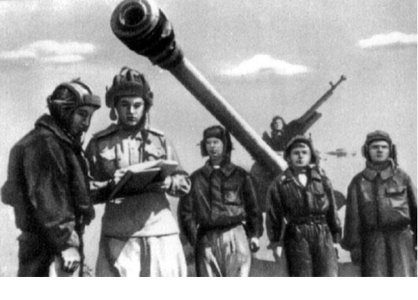 Майор Владимир Мерецков (с картой), командир подразделения 7-й гвардейской танковой бригады. 1945 г.