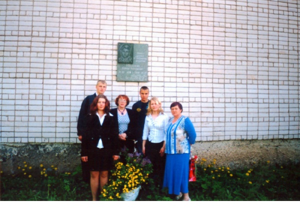 Открытие мемориальной доски Сергею Иванову. 1 сентября 2001 года. Возложение цветов учащимися, классным руководителем Сергея и первой учительницей.