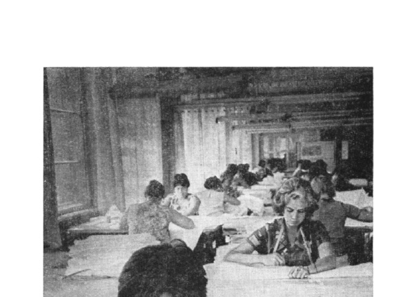 Цех подготовки под ажур фабрики «Крестецкая строчка». На переднем плане – Е.В. Хайдова. Фото А.И. Орлова, 1979 г.