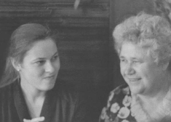 Дарья Павловна Шарова (жена) – справа, с племянницей Наташей. Фото из семейного архива. Передано на сайт двоюродной сестрой Героя, Л.П. Белоножкиной.