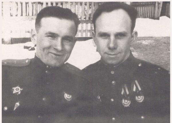 Алексей Шаров (справа) со своим боевым другом – Николаем Макаровым. Крым, 1944 год