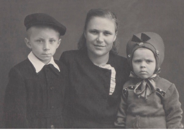 Дарья Павловна Шарова (жена) с детьми Сашей и Аллой. Фото из семейного архива. Передано на сайт двоюродной сестрой Героя, Л.П. Белоножкиной.