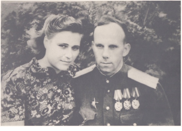Алексей Михайлович Шаров с будущей женой, Дарьей Павловной – радисткой лётного полка. 1945 год