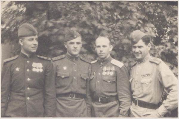 Алексей Шаров (2-й справа) со своими боевыми товарищами. Фото военных лет (1944-45 гг.)