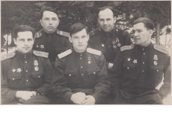 Алексей Михайлович Шаров (справа в верхнем ряду) с боевыми товарищами