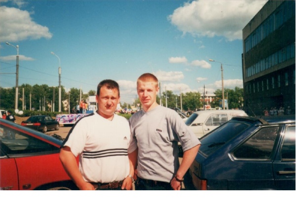 Новгород, 2002 год. На сессии в Новгородском государственном университете (факультет автомобилестроения). С однокурсником (справа).
