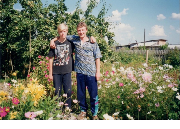 Пос. Волот, 1995 год. 9-й класс, с другом Игорем.