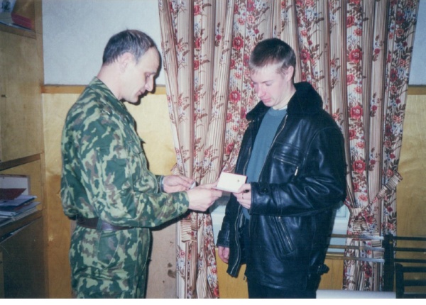 Сольцы, военкомат. 2000 год. Вручение медали «За отвагу».