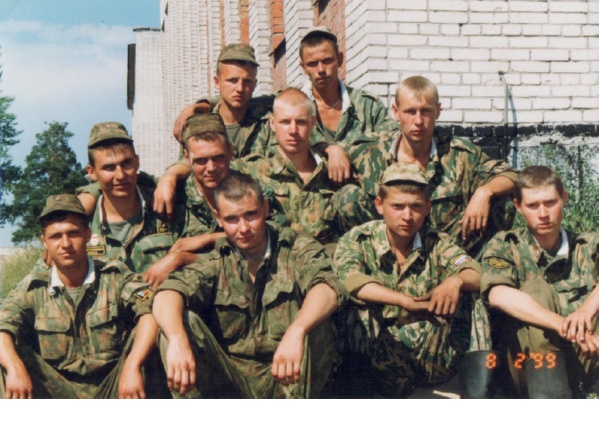 1999 год. Служба в армии. Второй ряд, второй справа.