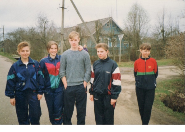 Пос. Волот, 1997 год. 11-й класс, после легкоатлетического кросса.