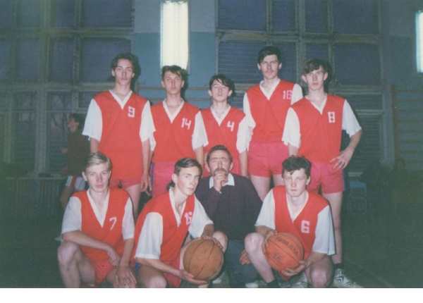 Пос. Волот, 1997 год. 11-й класс, школьные соревнования по баскетболу.