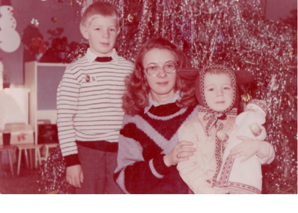 Пос. Волот, Новый 1988/89 год. Детский сад, на утреннике у младшего брата Юры. С мамой и братом.
