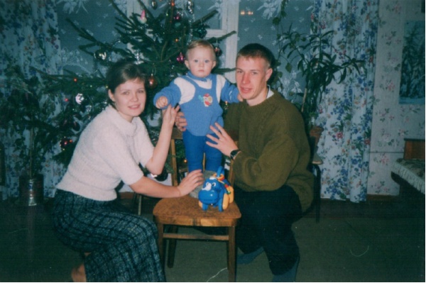 Январь 2003 года, Новый год. С женой и сыном. Последняя фотография, сделанная дома... Приезжал на похороны отца, 4 января вернулся обратно в Чечню. 15 января погиб...