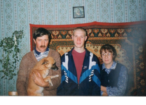 Пос. Волот, 2000 год. С родителями. Возвращение с Северного Кавказа.