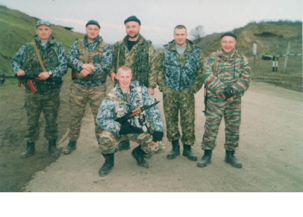 2001 год. Служебная командировка на Северный Кавказ. Сидит на переднем плане.