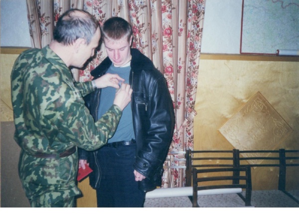 Сольцы, военкомат. 2000 год. Вручение медали «За отвагу».