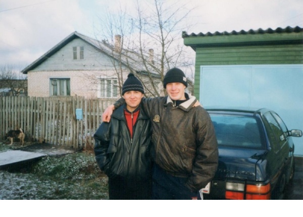 Пос. Волот, 1998 год. С другом Алексеем, в отпуске из армии (справа).