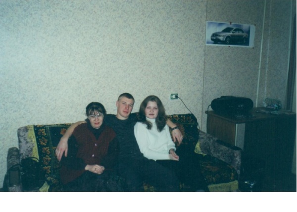 Новгород, 2001 год. С мамой и женой.
