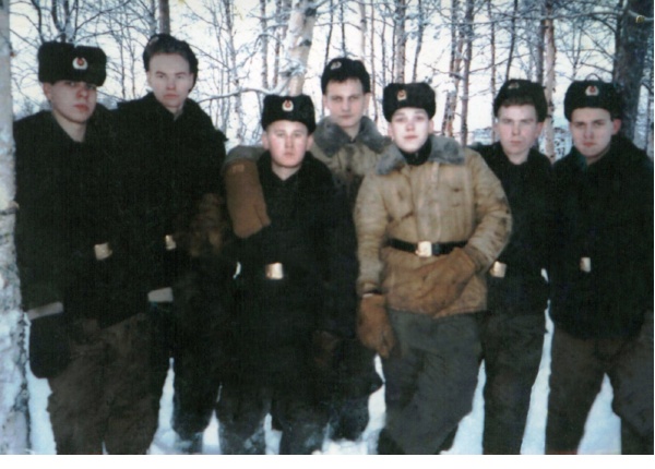 Служба в армии, группа десатников под Зеленогорском (третий слева).
