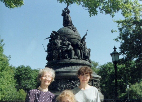 Валентина Васильевна Воробьева (Наумова) с внучками Ирой и Леной