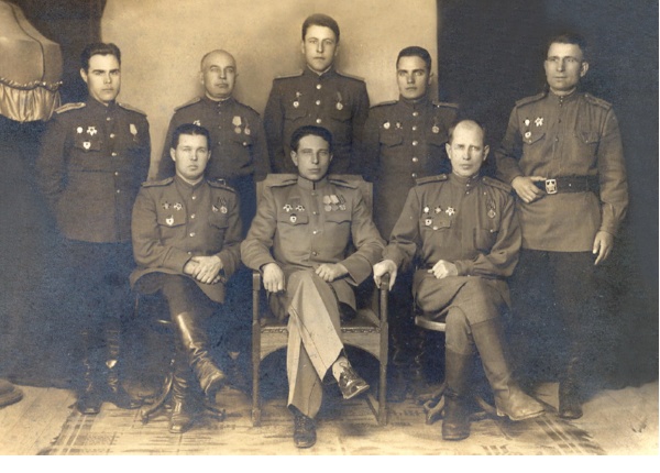 Василий Михайлович (второй слева во втором ряду) с офицерами