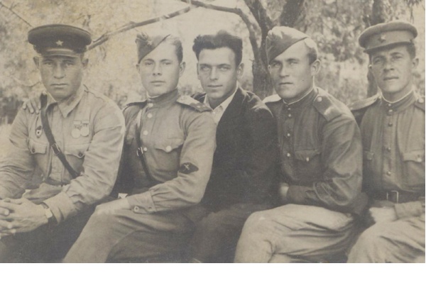Среди однополчан
На обратной стороне фото написано: «На память дорогим родителям от сына и брата Михаила. г. Харьков, 21.09. 1943 г. Лейтенант М.И. Бабак (2-й слева)»