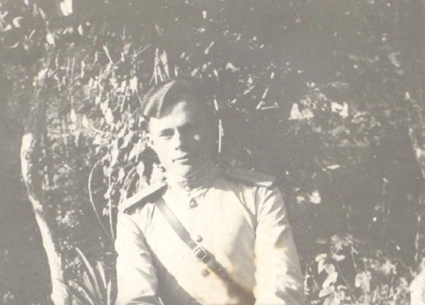 М.И. Бабак в годы войны. Болгария, г. Лович, 6.10.1944 г.
На обратной стороне фото написано: «На память дорогим родителям от любящего сына». 