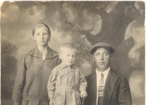 Лаврентий Семенович с женой Евпраксией и сыном. Фотография из семейного архива семьи героя.