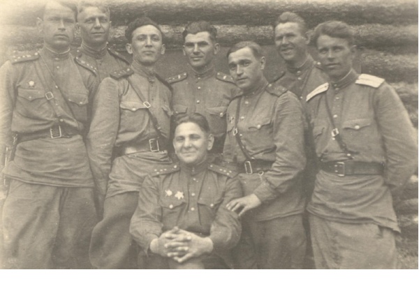 Ленинградский фронт, 1944 год. Евстафий Васильевич крайний справа.