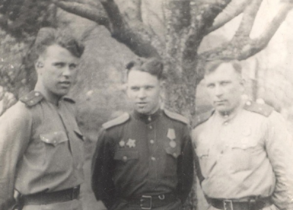 Германия, г. Телльвиц. 7 мая 1945 года. Евстафий Васильевич крайний слева.