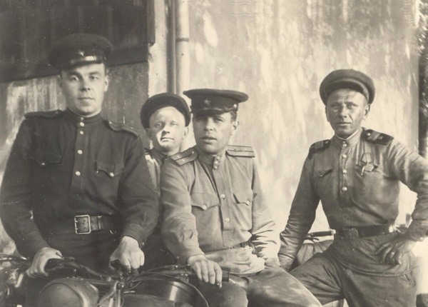 Евстафий Васильевич (в центре) с однополчанами на сталинском подарке – мотоцикле «Триумф». Июнь 1945 г. 