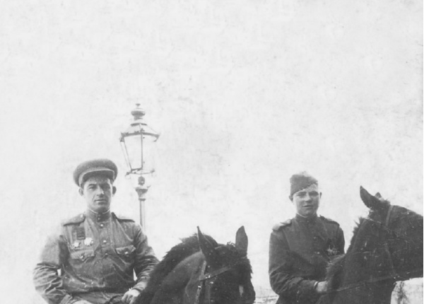 Михаил (слева) с другом Иваном (справа). Позже, в 1945 году, Иван спасет ему жизнь – ценой своей собственной: закроет собой от пуль при взятии Берлина, за два квартала до Рейхстага…