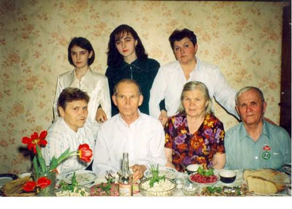 Василий Борисович (нижний ряд, крайний справа) с братом Петром (нижний ряд в середине) и сестрой Надеждой (нижний ряд, вторая справа). Фотография из семейного альбома. 6 марта 1998 г.