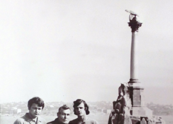 Иван Алексеевич Дежуркин (в центре). Справа его сын, Владимир. Севастополь, 1975 год