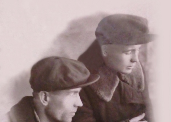 Иван Алексеевич Дежуркин (слева) с боевым товарищем. Фото приблизительно 1939 года