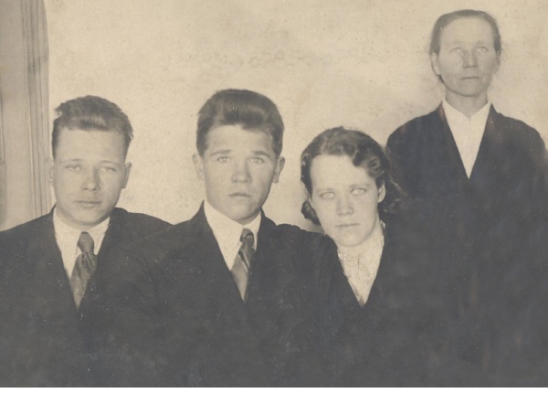 Михаил Дмитриевич (слева) с матерью Прасковьей Яковлевной (справа), братом Александром  и сестрой  Марией. Довоенное фото из семейного альбома