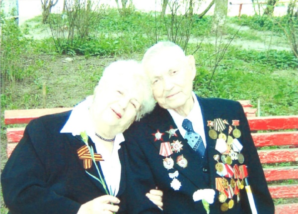 Фото было размещено семьей героев на стенде в Новгородском кремле в рамках акций памяти к 70-летию Победы (2015)