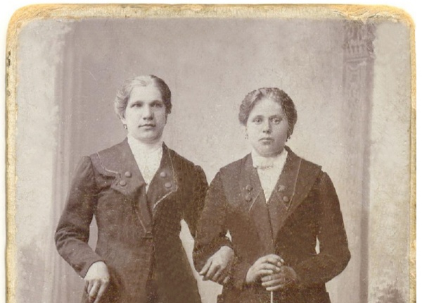 Елизавета Ивановна с сестрой. Довоенное фото