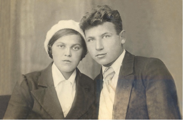 Леонид Захаров со своей девушкой. Довоенное фото