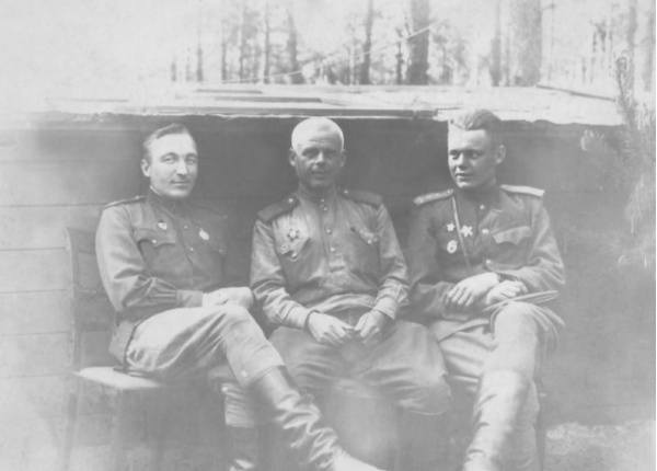 Дмитрий Николаевич Семенов (слева) с сослуживцами (один из них – старший лейтенант К.Н. Трофимец). 1945 год