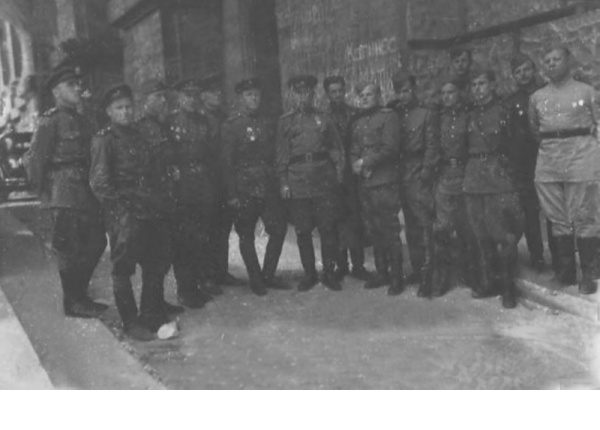 Офицеры 20-ой гвардейской тяжелой минометной краснознаменной бригады у стен Рейхстага. Берлин, 1945 год