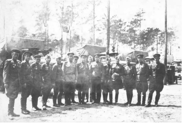 Офицеры первого дивизиона 20-ой гвардейской тяжелой минометной краснознаменной бригады после боев за Берлин. 1 июня 1945 года
