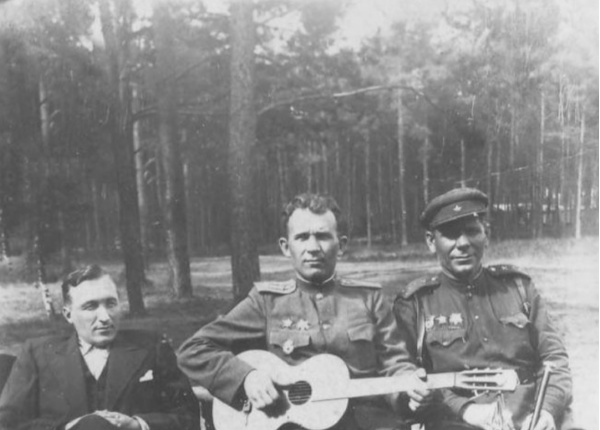 Дмитрий Николаевич Семенов (слева) с сослуживцами, майором Гончаровым и капитаном Заклиненко, на отдыхе. 1 июня 1945 года