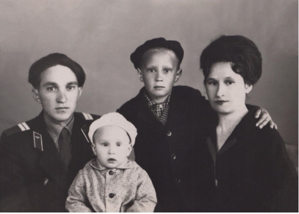 Валерий с родителями и старшим братом. Фото из личного архива Л.В. Хорьковой