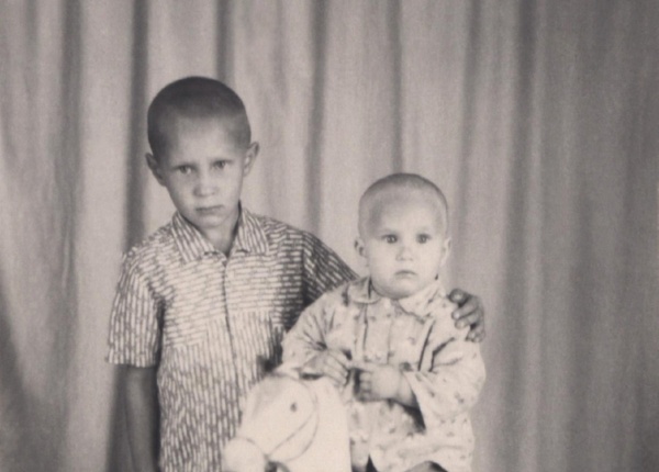 Валера (справа) со старшим братом Юрием. 1,5 года. Фото из личного архива Л.В. Хорьковой
