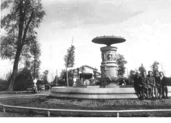 Предшественник фонтана «Садко» в Кремлевском парке (снято до 1978 г.). Фото из архива И.М. Кушнир, директора Кремлевского парка в 1967-74 гг.